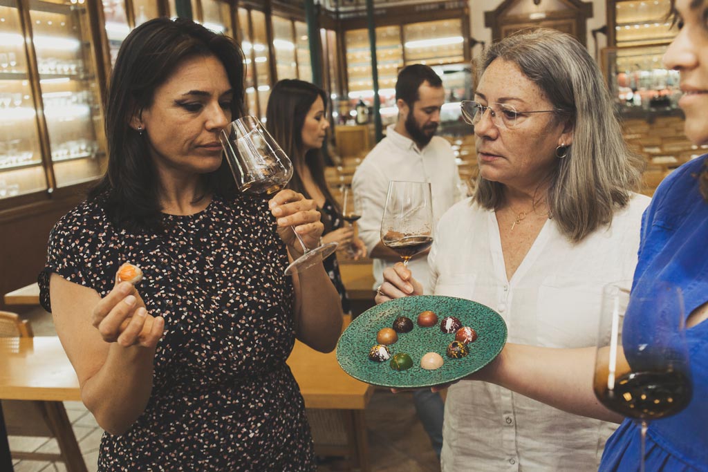 Cata de chocolotes y Pedro Ximénez, con bombones artesanos pintados a mano en Bodegas Toro Albalá - We Love Montilla Moriles