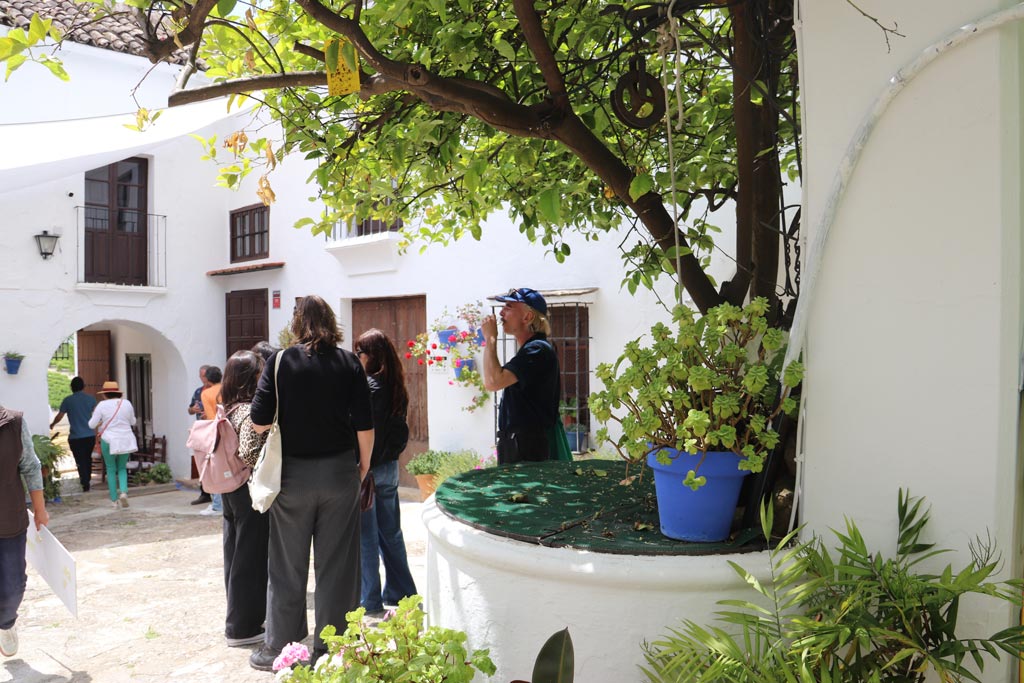 Disfrutando de un vino en el patio del Lagar Cañada Navarro - We Love Montilla Moriles