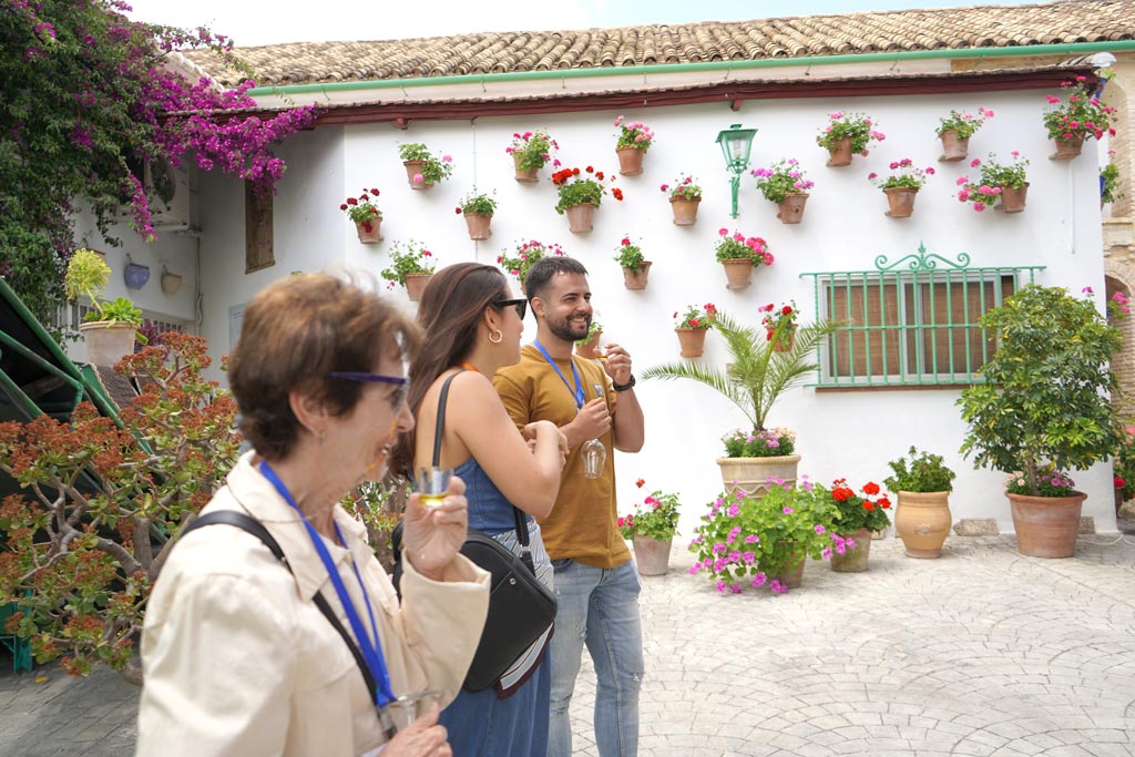 Festival Patios de Bodega - Patio de la Almazara Molino Juan Colín. Visita de ViñaBus - We Love Montilla Moriles